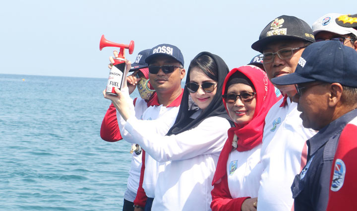 Arumi Bachsin membuka secara resmi babak kualifikasi Pekan Olahraga Nasional (PON) XX/2020 cabang olahraga (Cabor) selam, di perairan Pantai Pasir Putih, Kabupaten Situbondo, Selasa (29/10). 