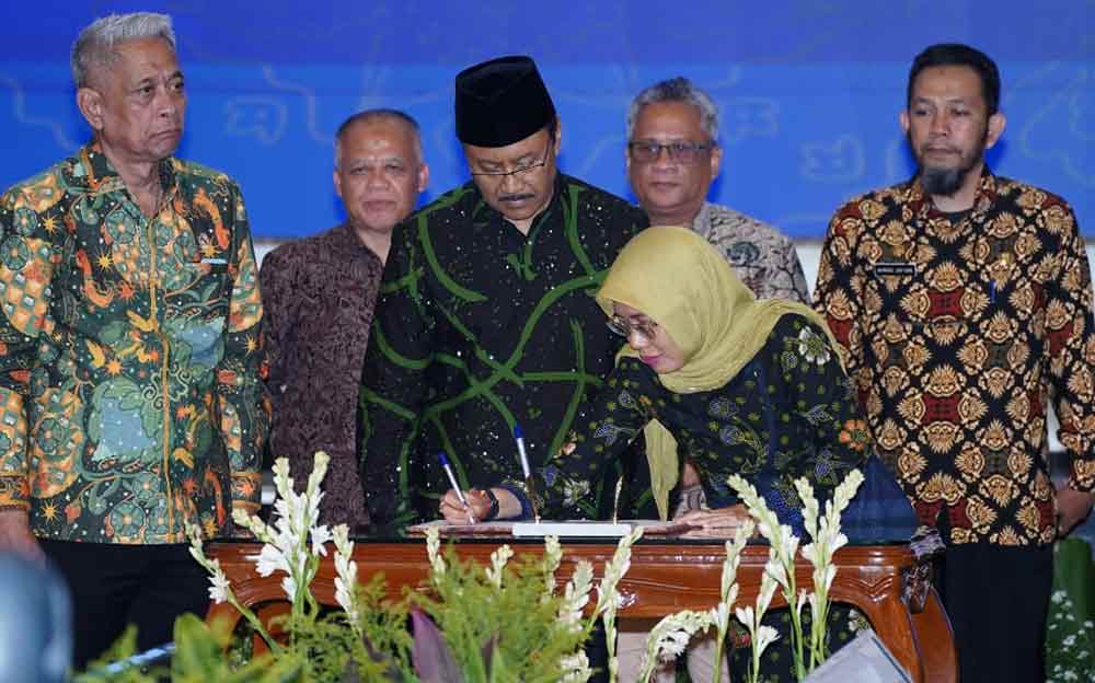 Wakil Bupati Kediri Dewi Mariya Ulfa, saat menandatangani perjanjian penggunaan aset milik Pemerintah Kabupaten Kediri untuk mendukung pelaksanaan Sekolah Rakyat, disaksikan oleh Menteri Sosial, Saifullah Yusuf. (Ist)