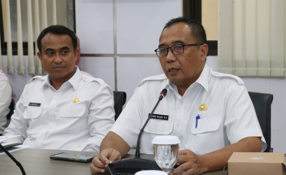 Kepala BPPKAD Gresik AM Reza Pahlevi (kiri) dan Sekda Achmad Washil Miftahul Rachman saat rapat dengan DPRD. Foto: SYUHUD/ BANGSAONLINE