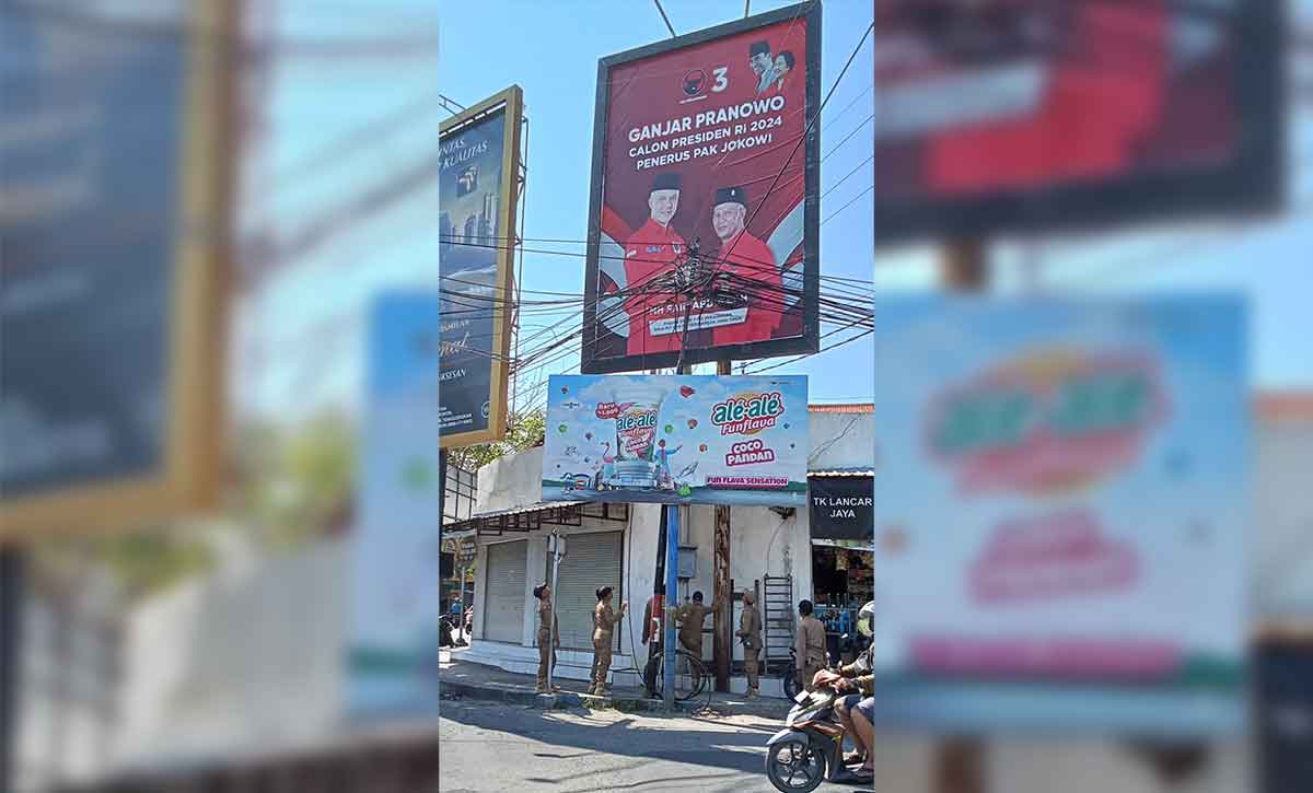 Satpol PP Sampang saat menertibkan reklame Ganjar Pranowo. Foto: Dok Satpol PP Sampang/BANGSAONLINE