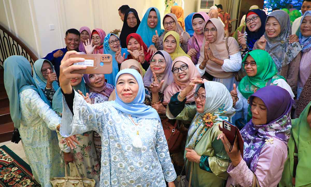 Gubernur Khofifah saat foto bersama dalam Open House yang berlangsung di kediamannya.