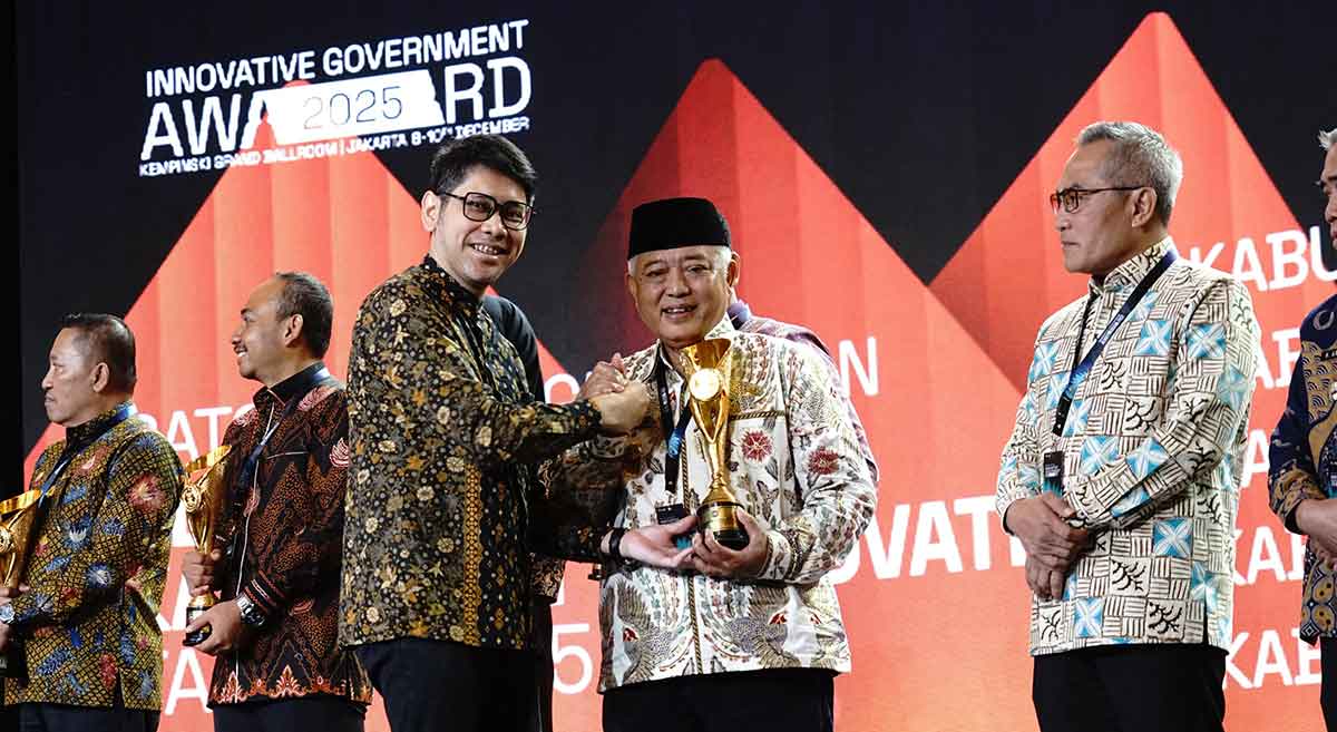 Bupati Malang saat menerima penghargaan.