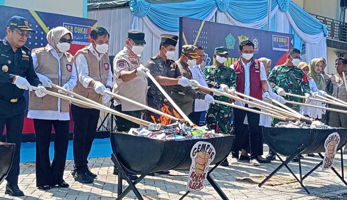 Pemusnahan rokok ilegal di Sidoarjo.