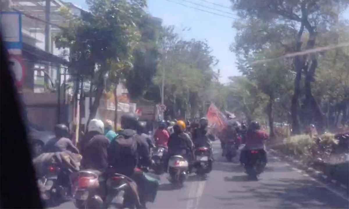 Tangkapan layar konvoi para anggota pencak silat di Surabaya.
