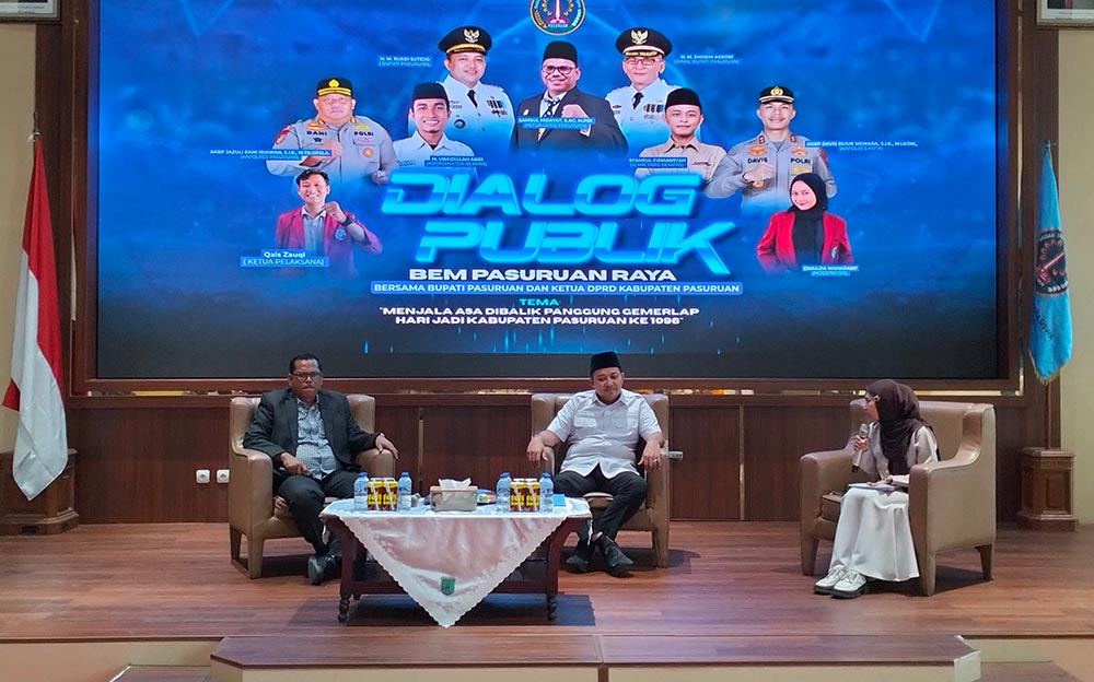 Moderator BEM Pasuruan Raya Melinda saat bersama Bupati Pasuruan H. M. Rusdi Sutejo dan Ketua DPRD Samsul Hidayat di ajang dialog publik.