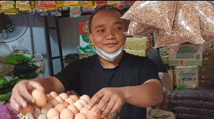 Pedagang Telur Ayam di pasar Ledok, Kelurahan Kebonsari, Kabupaten Tuban.