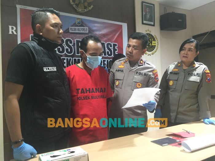 Pelaku saat dihadirkan di Polsek Mulyorejo. Foto: Rusmiyanto/BANGSAONLINE