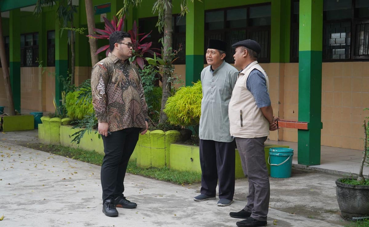 Bupati Kediri Hanindhito Himawan Pramana (kiri) bersama Sekdakab M. Solikin dan Kepala Dinas Pendidikan Mokhamat Muhsin. Foto: Ist.