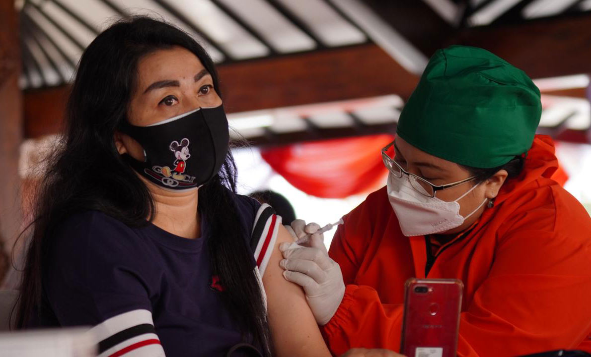 Salah satu warga saat sedang disuntik vaksin Covid-19.