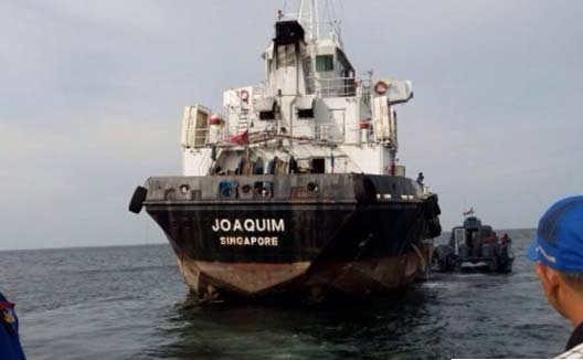 Kapal tanker MT Joaquim asal Singapura pengangkut 2.900 ton minyak mentah jenis light crude oil (LCO) terombang-ambing di tengah perairan utara Pulau Rupat, Kabupaten Bengkalis, Riau, Senin (10/8). (foto: merdeka)