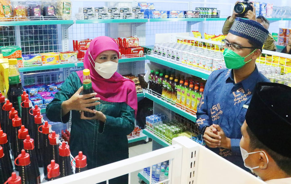 Gubernur Jatim Khofifah Indar Parawansa saat meninjau produk yang ada di Grab OPOP Mart Amanatul Ummah.