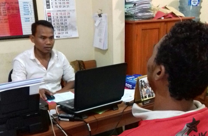 Tersangka saat dimintai keterangan petugas.