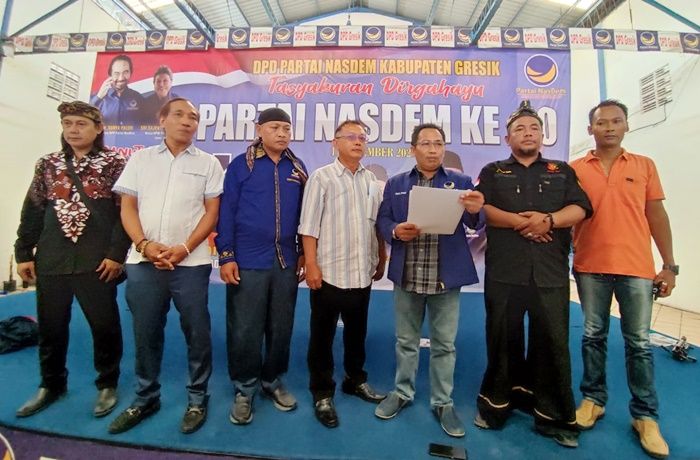 Sekretaris  DPD Nasdem Gresik Ainul Fuad, didampingi Nur Hudi Didin Arianto,  Muhammad Nasir,  Wakil Ketua Irfan Choirie, SH saat memberikan keterangan pers di kantor DPD Nasdem Gresik, di Jalan Raya Veteran, Gresik. Foto: SYUHUD/ BANGSAONLINE