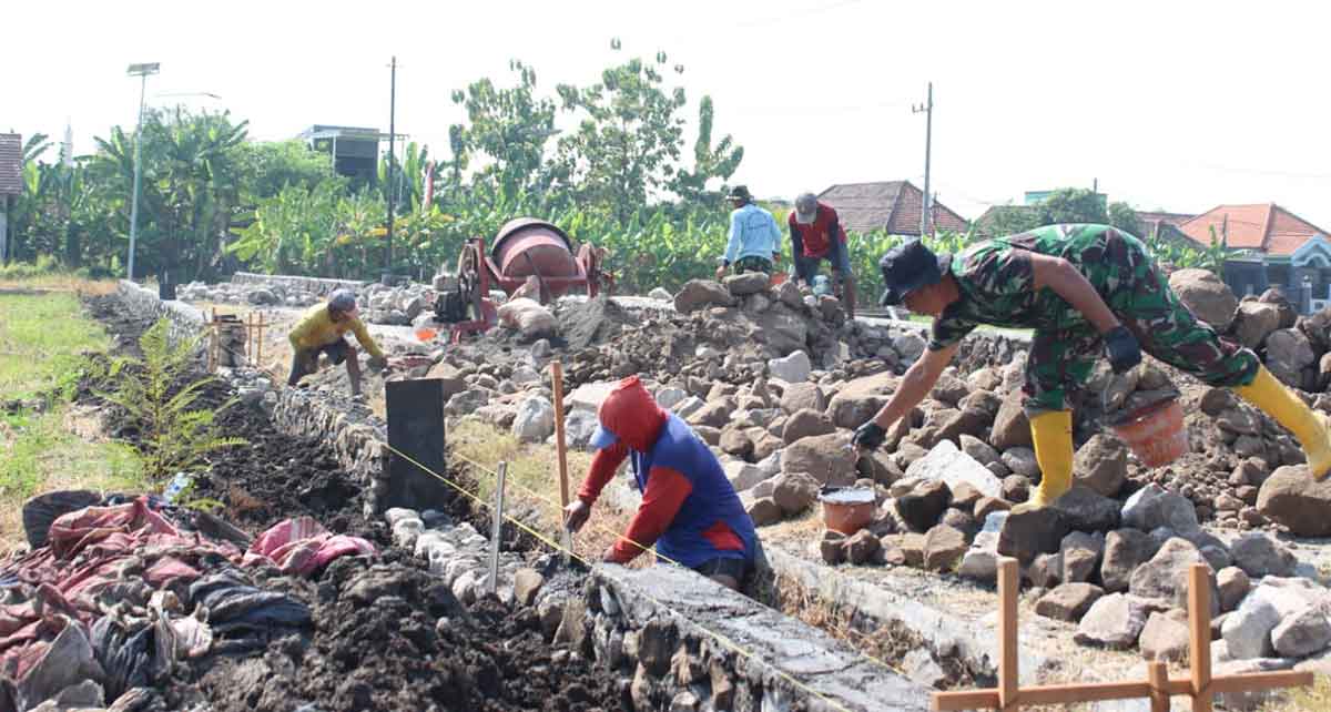 TMMD ke-126 di Sidoarjo Bangun Plengsengan Irigasi