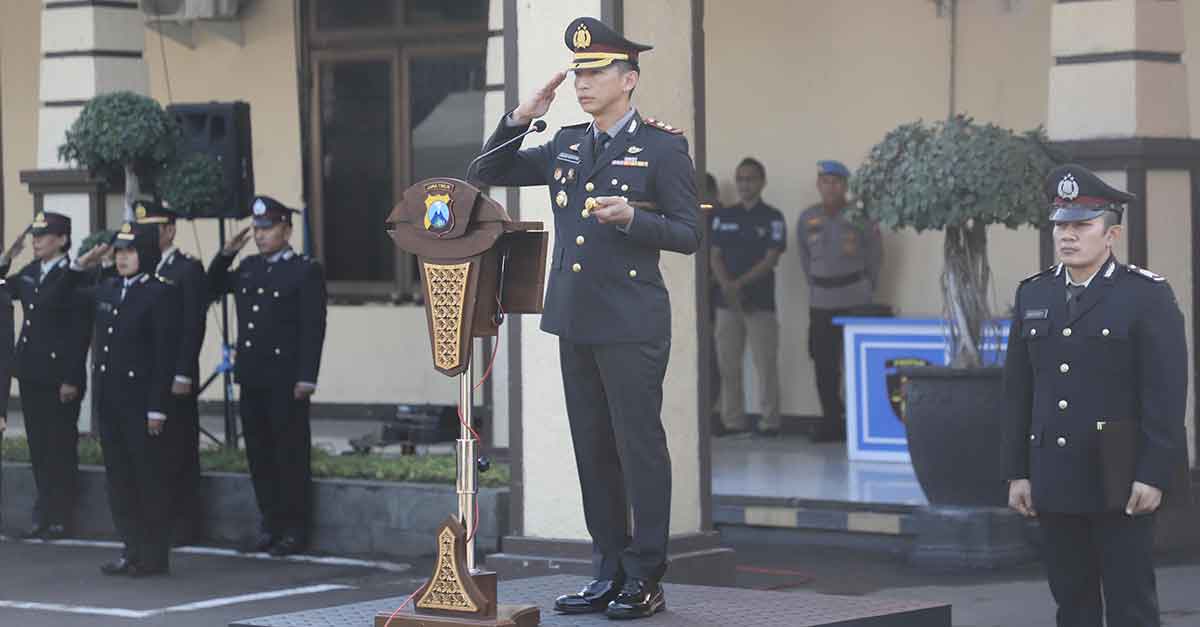 Kapolres Kediri Kota saat memimpin upacara peringatan Hari Kesaktian Pancasila. Foto: Ist