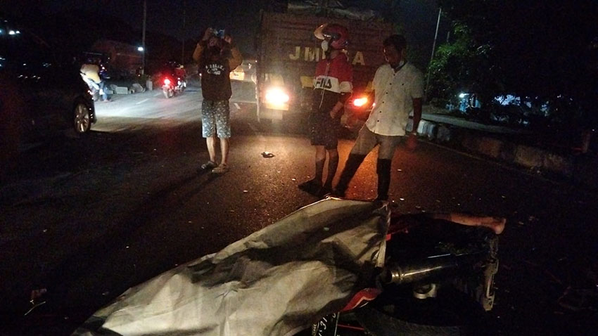 Korban kecelakaan di Layang Trosobo, Sidoarjo, saat dievakuasi oleh warga dan petugas.