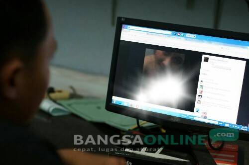 Postingan foto bugil diberanda akun facebook 