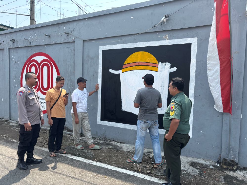 Aparat TNI-Polri saat mendatangi lokasi mural bergambar bendera Jolly Roger One Piece yang kini telah dihapus
