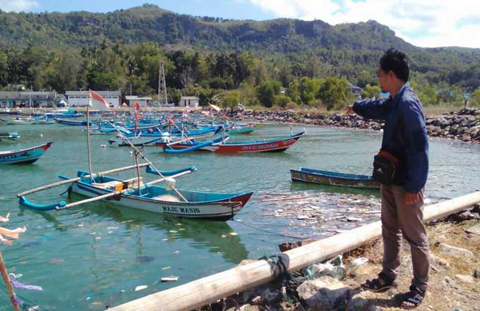 Perahu-perahu nelayan yang raib mesin penggeraknya.