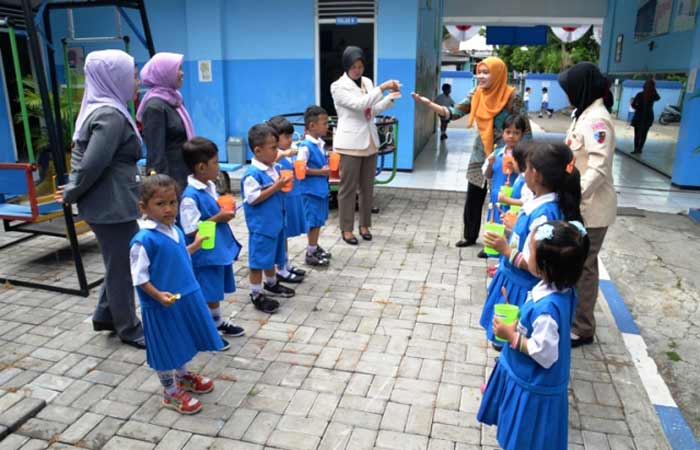 Anak-anak siswa TK Angkasa Lanud Surabaya dengan ceria ikuti latihan sikat gigi. 
