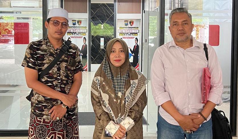  Keluarga korban (kiri) didampingi Direktur Muslimah Humanis Indonesia Mutmainnah (tengah) dan pengacara Ali Maulidi usai melaporkan hilangnya korban pencabulan ke Polda Jatim