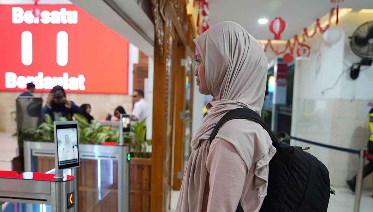 Seorang calon penumpang kereta api saat menggunakan teknologi face recognition atau pengenalan wajah. Foto: Ist