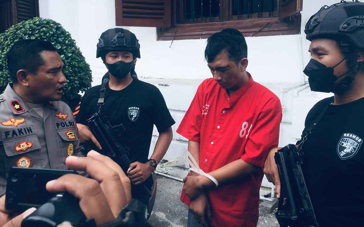 Pelaku spesialis pembobol kampus saat di interogasi anggota Polrestabes Surabaya, Rabu (28/12/2022)
