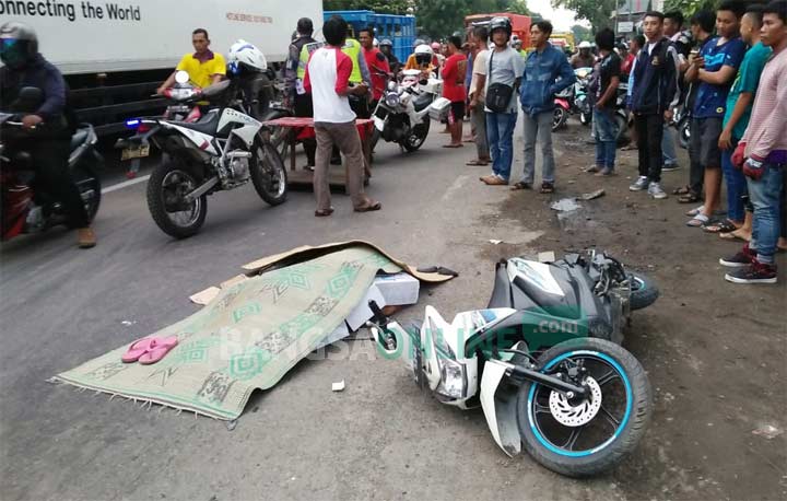 Korban sebelum dievakuasi setelah terlindas truk di tikungan Desa Jatipelem, Kecamatan Diwek, Senin (14/01/19) sekitar jam 16.00 WIB. foto: RONY S/ BANGSAONLINE