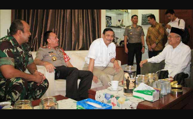 Menko Kemaritiman Luhut Binsar Pandjaitan, Kapolda Metro Jaya Irjen M Iriawan, dan Pangdam Jaya Mayjen TNI Teddy Lhaksmana saat mendatangi kediaman Ketua Umum MUI Maruf Amin di Koja, Jakarta Utara, Rabu (1/2) malam. 