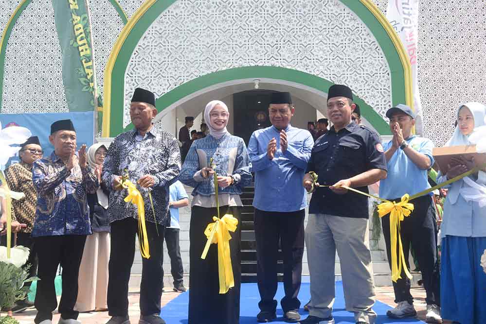 Wali Kota Kediri Vinanda Prameswati saat melakukan pemotongan pita sebagai simbol peresmian. (Ist)