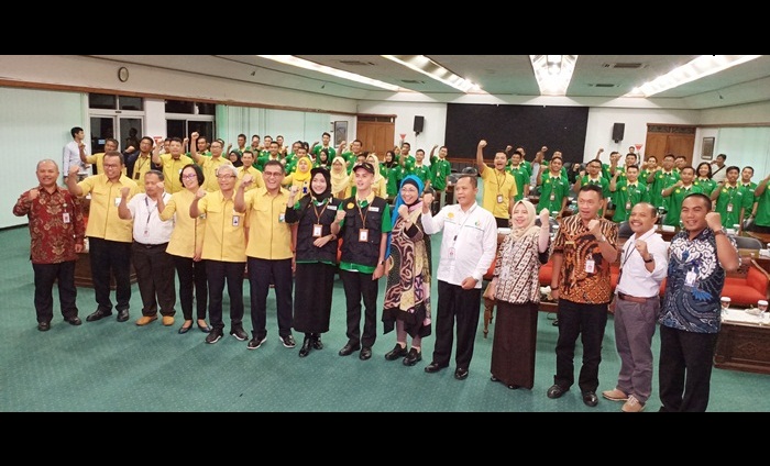 Dirut Petrokimia Gresik Rahmad Pribadi bersama jajaran direksi dan mahasiswa peserta PMMB 2020. foto: ist