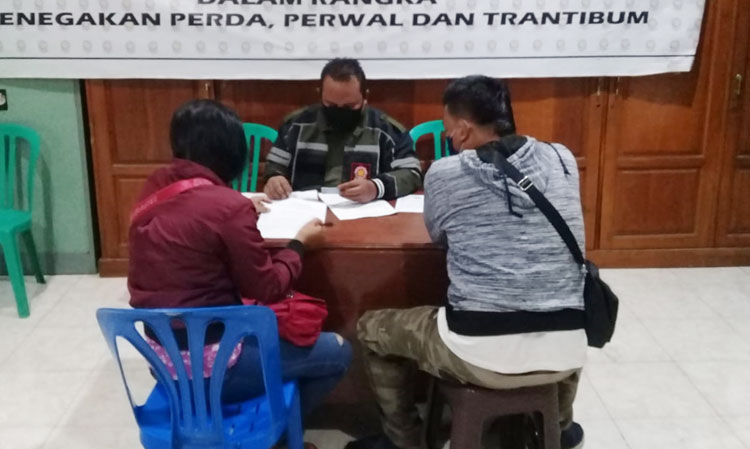 Pasangan selingkuh HP dan WA saat menjalani pemeriksaan di Mako Satpol PP Kota Kediri. 
