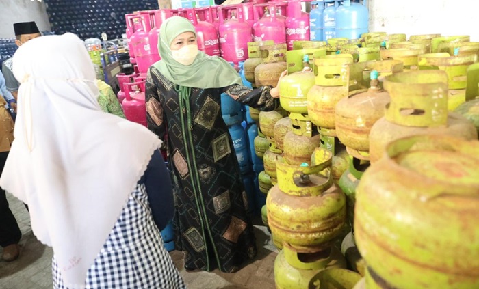 Gubernur Khofifah didampingi Bupati Jombang Mundjidah Wahab, mengunjungi salah satu distributor, yakni Toko Kemuning yang ada di Jalan Kemuning, Kabupaten Jombang, Sabtu (3/9/2022).