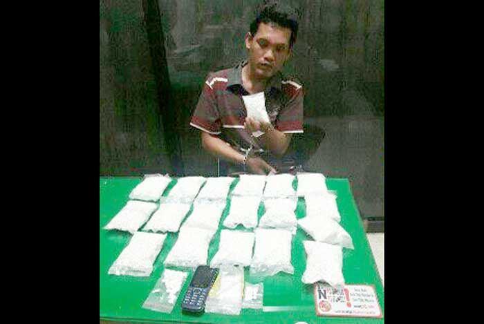 Sakur dan barang bukti belasan ribu butir pil dobel L saat diamankan di Mapolres Blitar Kota.