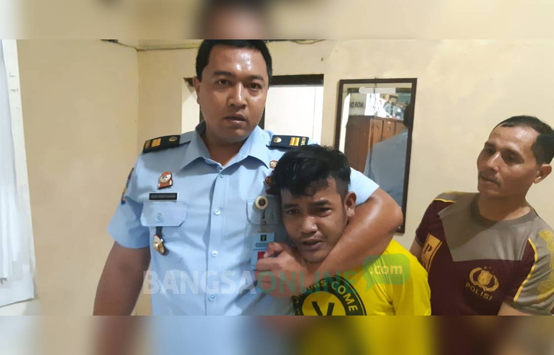 Rudi Kristiawan, Kasubsi Bimkemaswat Lapas Klas IIA Sidoarjo, saat mengamankan narapidana yang kabur.