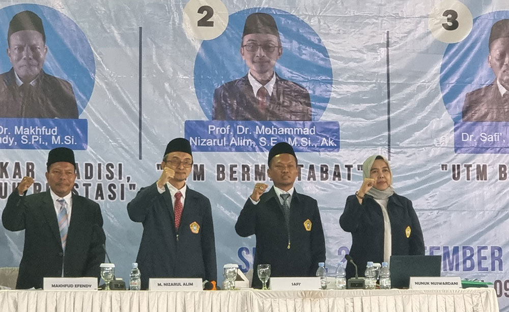 Dari kiri ke kanan: Dr. Makhfud Efendy, S.Pi., M.Si., Prof. Mohammad Nizarul Alim, M.Si., Dr. Safi’. S.H., M.H., dan Prof. Nunuk Nuswardani, S.H., M.H.
