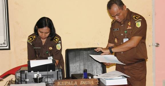 Tim Pidsus Kejari Sidoarjo mengeledah balai desa Gempolsari, kemarin. foto : nanang ichwan/BangsaOnline.com