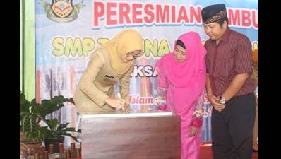 Bupati Probolinggo, Tantriana Sari, saat menandatangani prasasti peresmian SMP Taruna. foto: Andi/BangsaOnline.com