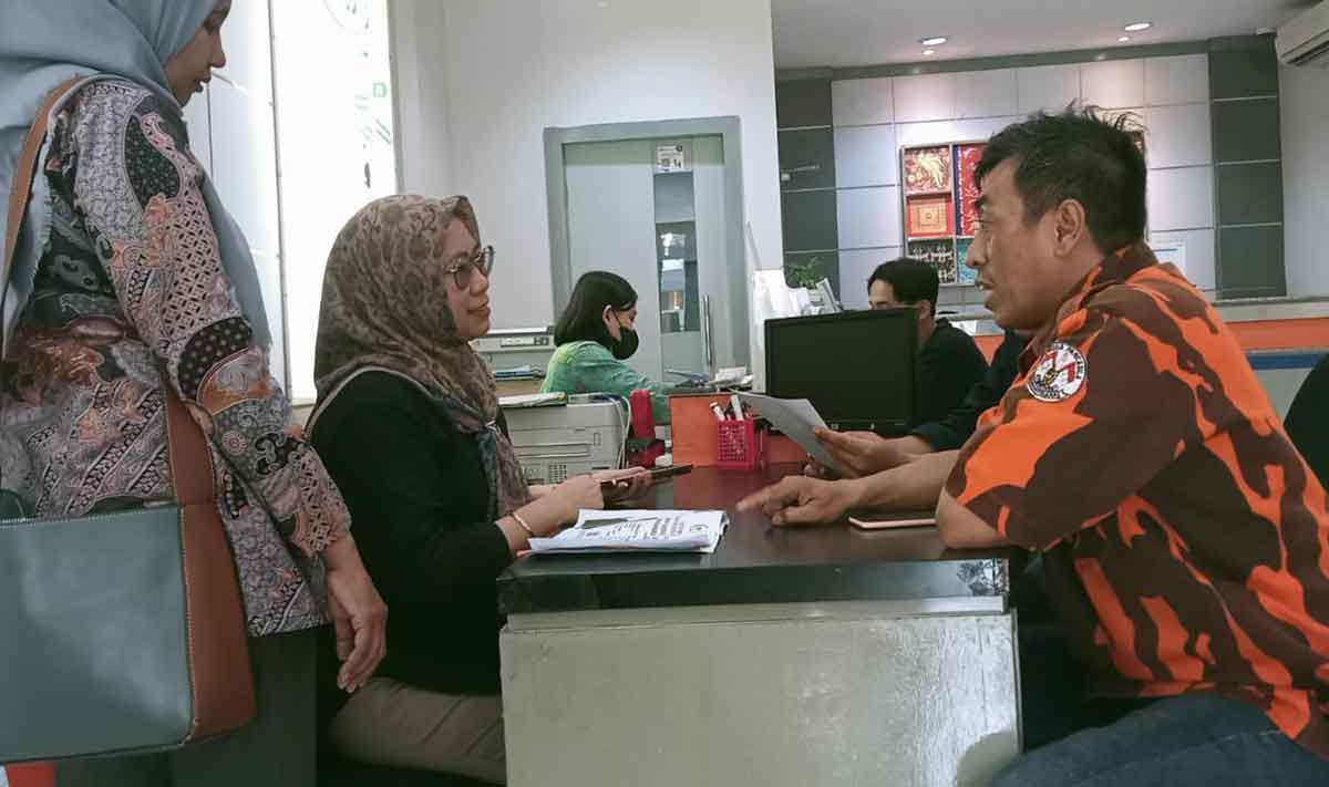 Salah satu warga penerima bantuan Program Indonesia Pintar saat berada di Kantor Cabang Bank BRI Gotong Royong, Kota Probolinggo.