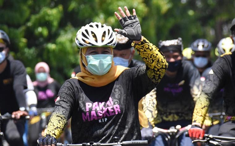 Gubernur Jawa Timur Khofifah Indar Parawansa saat gowes di Banyuwangi, Sabtu (4/11/2020). foto: ist/ bangsaonline.com