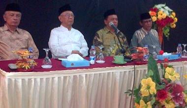 DARI KIRI: KH. Ir Salahuddin Wahid (Gus Solah),  KH. Sya’ban Mauludin, M.Pd.I (Ketua Tanfidziah PWNU Sulawesi Utara) dan KH Rizal Anwar  (Wakil Rais Syuriah PWNU Sulawesi Utara). Foto: BANGSAONLINE