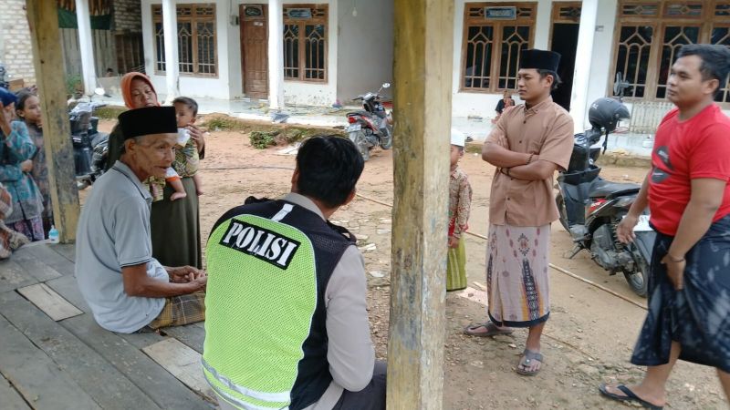 Polisi saat meminta keterangan tetangga korban di Dusun Sloros, Desa Birem.
