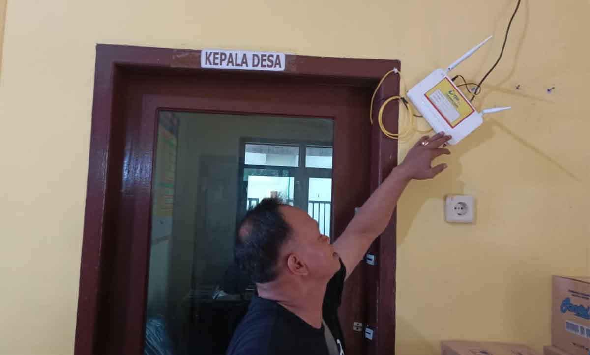 Kepala Desa Diponggo, Muhammad Salim, saat menunjukkan salah satu wifi yang terpasang di balai desa.