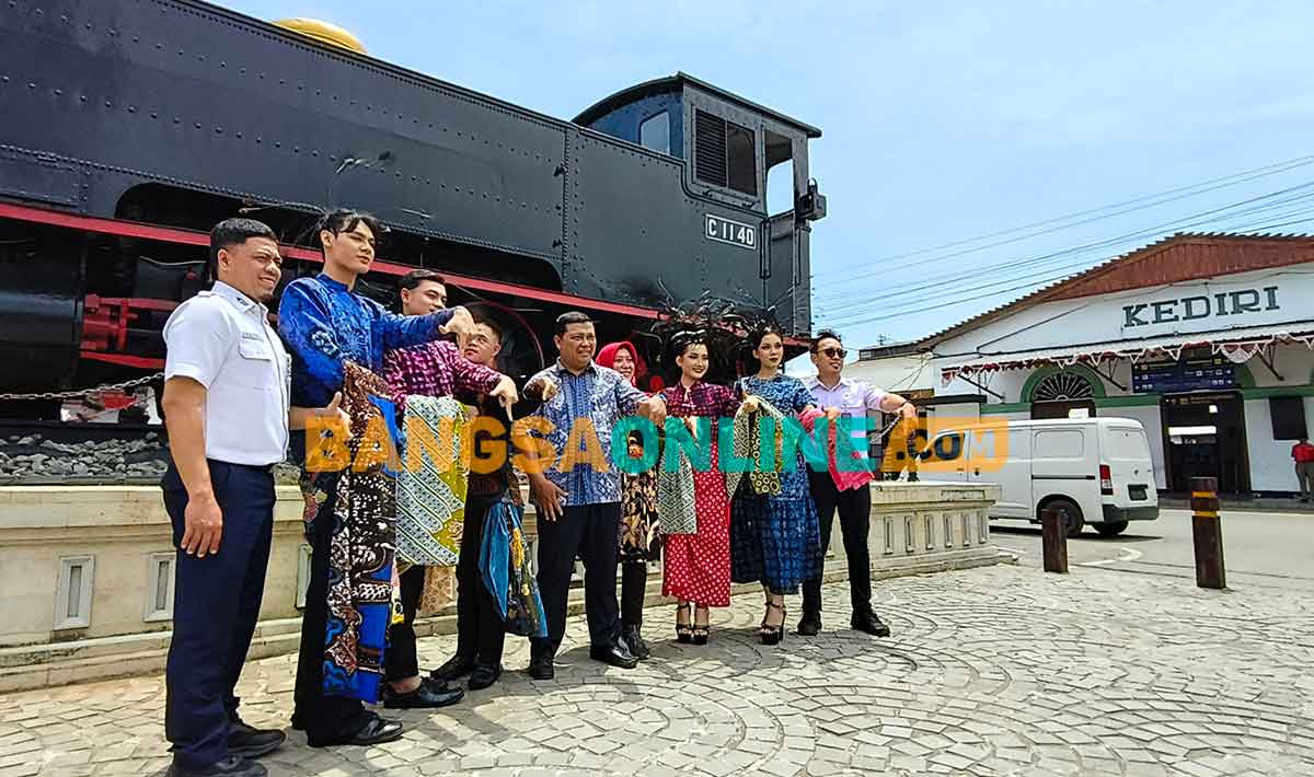 Manajer Humas PT KAI Daop 7 Madiun, Rokhmad Makin Zainul, bersama para peraga batik saat berada di pelataran Stasiun Kediri. Foto: MUJI HARJITA/BANGSAONLINE