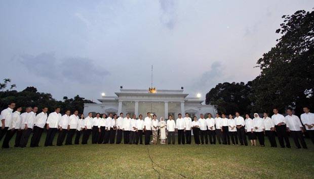 Presiden Joko Widodo didampingi Wakil Presiden Jusuf Kalla, berfoto bersama dengan sejumlah menteri usai pengumuman 34 nama menteri di halaman Istana Merdeka, Jakarta, 26 Oktober 2014. TEMPO/Subekti
