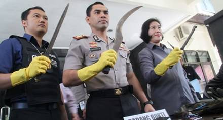 Satreskrip Polres Malang Kota saat menunjukkan barang bukti. foto: Robert/BangsaOnline.com