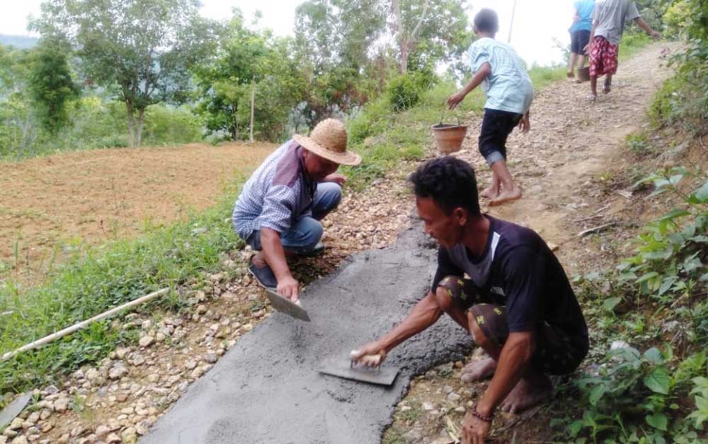 Warga Dusun Lekoh Timur, Desa Bangkes gotong royong memperbaiki jalan rusak yang selama ini belum tersentuh perbaikan. 