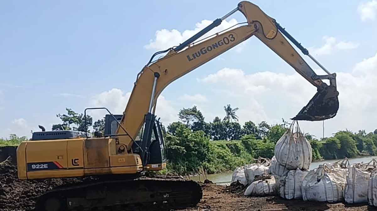 Pembangunan pelimpah luapan air atau spillway di Sungai Tanggul, Jember.