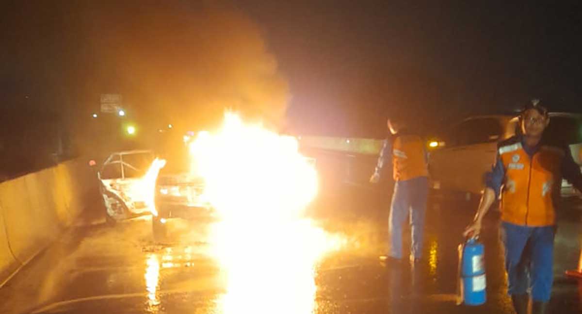 kondisi mobil yang terbakar di Tol Surabaya-Gresik. Foto: Ist
