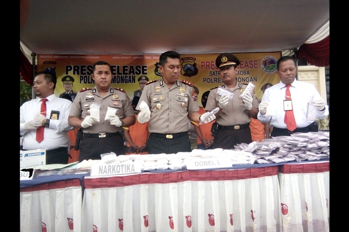 Kapolres Lamongan AKBP Feby P Hutagalung saat press release di halaman Mapolres Lamongan, Rabu (17/1).